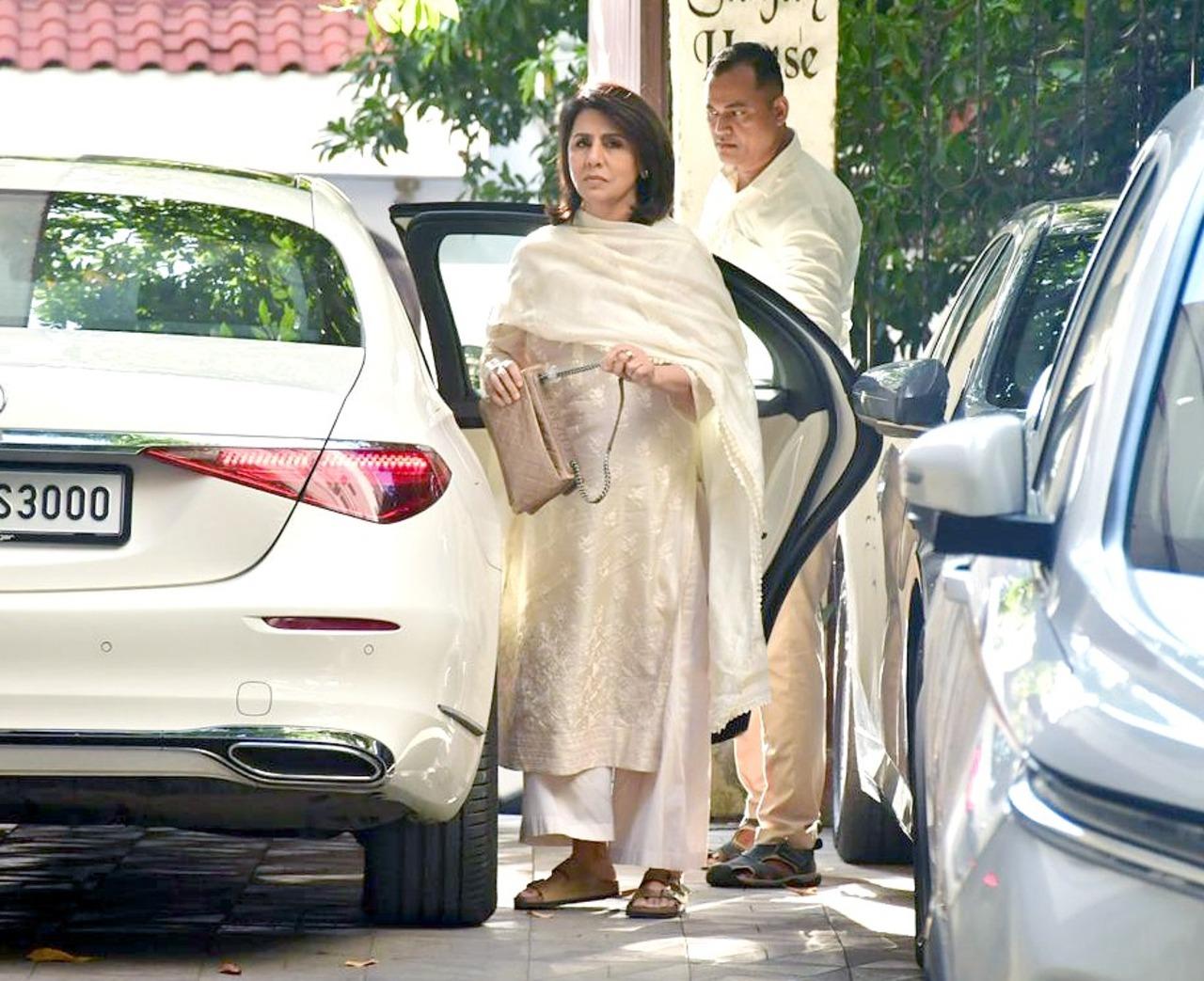 Neetu Kapoor was seen arriving at Sanjay Khan's home in Juhu to offer her condolences after the demise of Zarine Khan